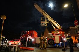 Bestelbus te water in Enkhuizen, bestuurder klimt op dak voertuig