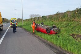 Auto over de kop op A7 bij Avenhorn