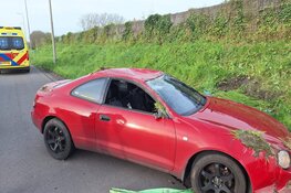 Auto over de kop op A7 bij Avenhorn