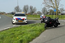 Motorrijder vliegt uit de bocht in Enkhuizen