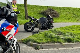 Motorrijder vliegt uit de bocht in Enkhuizen