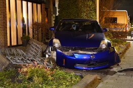 Auto in voortuin bij ongeluk in Wervershoof