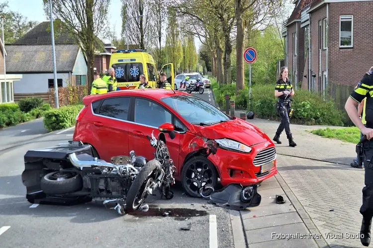 Motorrijder in aanrijding met auto in Zwaag