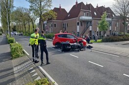 Motorrijder in aanrijding met auto in Zwaag