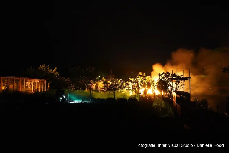 Oranje gloed blijkt brand in kas te Enkhuizen