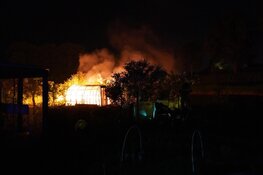 Oranje gloed blijkt brand in kas te Enkhuizen