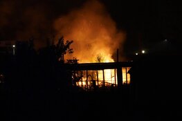 Oranje gloed blijkt brand in kas te Enkhuizen