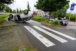 Auto over de kop in Wervershoof