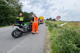 Motorrijder krijgt ongeluk op dijk in Venhuizen