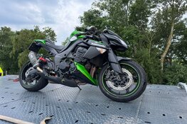 Motorrijder krijgt ongeluk op dijk in Venhuizen