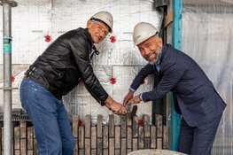 Wethouder Erol legt samen met toekomstige bewoners eerste steen in project Landsheer fase 3a in Warmenhuizen