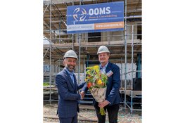 Wethouder Erol legt samen met toekomstige bewoners eerste steen in project Landsheer fase 3a in Warmenhuizen