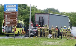 Auto achterop vrachtwagen gereden: beknelling (Sint Maartensvlotbrug)