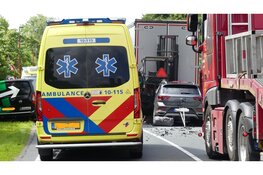 Auto achterop vrachtwagen gereden: beknelling (Sint Maartensvlotbrug)