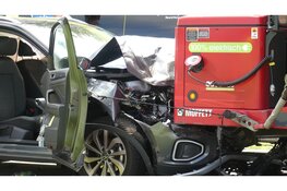 Auto achterop vrachtwagen gereden: beknelling (Sint Maartensvlotbrug)