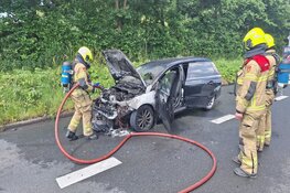 Auto in brand aan Oostergouw in Zwaag
