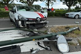 Veel schade bij eenzijdig ongeval op Westeinde in Enkhuizen