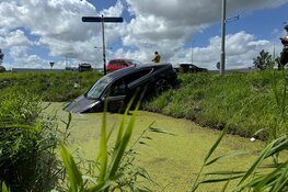 Auto te water door botsing in Zwaagdijk-Oost