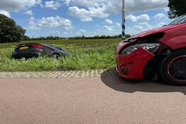 Auto te water door botsing in Zwaagdijk-Oost