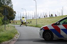 Wielrenner raakt gewond bij val Enkhuizen, traumahelikopter ter plaatse