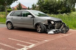 Auto loopt forse schade op na botsing met vrachtwagen
