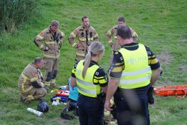 Motorrijder rijdt van dijk in Venhuizen