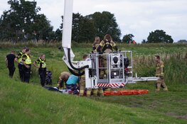 Motorrijder rijdt van dijk in Venhuizen