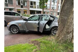 Automobilist rijdt auto total loss in Enkhuizen