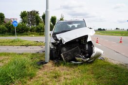 Auto te water na botsing in Andijk