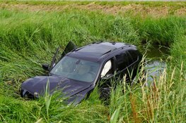 Auto te water na botsing in Andijk
