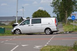 Auto te water na botsing in Andijk