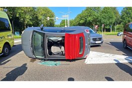Aanrijding op IJsselweg in Hoorn: auto op z'n kant