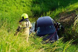 Auto te water na aanrijding in Andijk