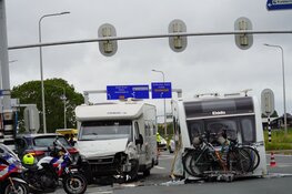 Camper en caravan komen met elkaar in botsing
