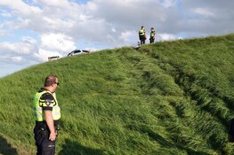 Auto rijdt dijk af na botsing met wielrenner in Wijdenes