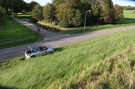Auto rijdt dijk af na botsing met wielrenner in Wijdenes