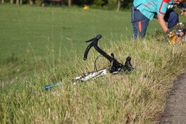 Auto rijdt dijk af na botsing met wielrenner in Wijdenes