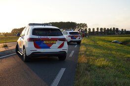 Auto te water langs N505, automobiliste gewond