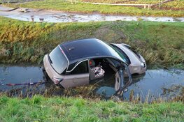Auto te water langs N505, automobiliste gewond