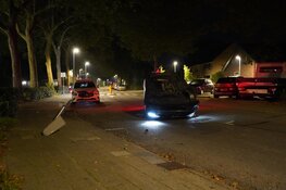 Auto over de kop bij eenzijdig ongeval in Andijk