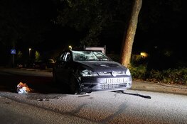 Auto over de kop bij eenzijdig ongeval in Andijk
