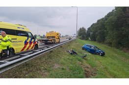 Auto over de kop op A7 bij Avenhorn