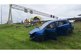 Auto over de kop op A7 bij Avenhorn