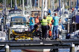 Persoon uit mast gevallen in haven Hoorn