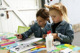 Kinderen met knuffels gratis op kinderdierendag in Rundveemuseum