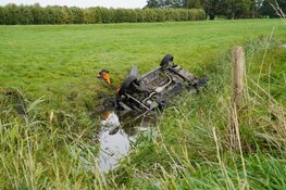 Auto te water in Venhuizen: bestuurder heeft engeltje op schouder