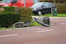 Fietser aangereden: slachtoffer met spoed naar ziekenhuis en weg afgesloten in Zwaag