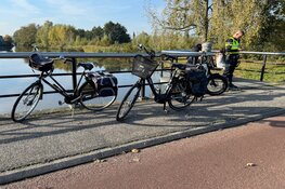 Fietser met spoed naar ziekenhuis na ongeluk op brug in Grootebroek