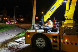 Bestelbus raakt van de weg in Ursem
