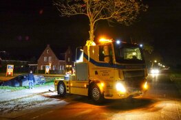 Bestelbus raakt van de weg in Ursem